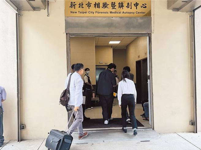 新北市芦洲区父子双尸命案，检察官3日率法医至新北市立殡仪馆相验，厘清案发过程及死因。（王扬杰摄）