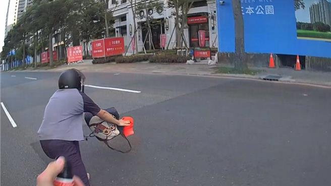 桃園市桃園警察分局青溪派出所警員林瑋恆4日傍晚巡邏時，於青溪二路發現一輛機車轉彎未使用方向燈，立即上前攔查勸導，機車騎士配合靠邊停車，後座男乘客卻跳車狂奔逃逸。警方發現其是30歲失移工，依規定移請收容。