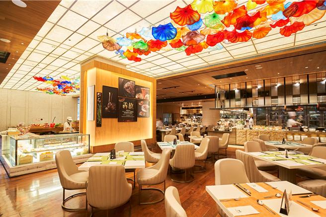 台北美福大饭店「食宴彩匯  吃茶听书」活动，宾客们于欣赏相声表演前，可悠閒品嚐彩匯自助下午茶餐的异国美馔。（美福提供）