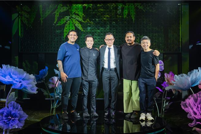 四位永续餐厅主厨与与晶华国际酒店集团营运长吴伟正(中)的合照。依序为MUME主厨林泉(右一)、菲律宾Toyo Eatery餐厅主厨Jordy Navarra(右二)、泰国Haoma餐厅主厨Deepanker Khosla(左一)以及新加坡Labyrinth餐厅主厨Han Liguang(左二)。（晶华提供）