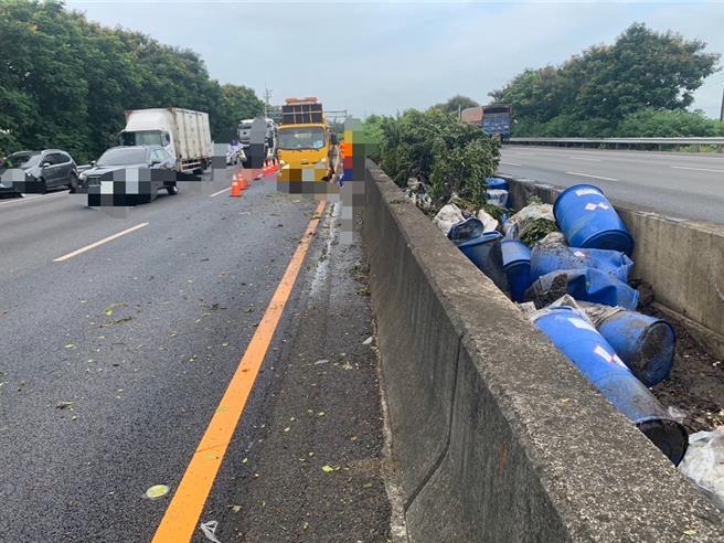 中山高國道1號北上260.4公里處發生氫氧化鉀桶掉落事件。（第4公路警察大隊提供／呂妍庭嘉義傳真）