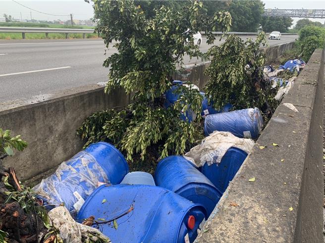 10多桶氫氧化鉀在中央分隔帶內。（第4公路警察大隊提供／呂妍庭嘉義傳真）