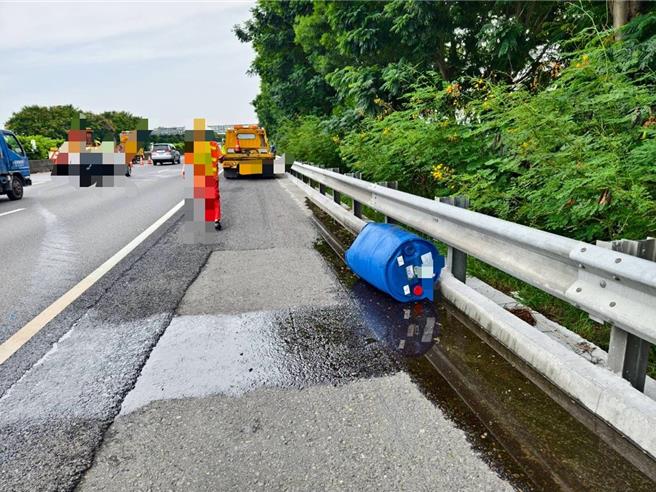 1輛自小客閃避不及撞上其中2個桶子，導致氫氧化鉀洩漏，國道警方已委由嘉義縣環保局派員清除中。（第4公路警察大隊提供／呂妍庭嘉義傳真）