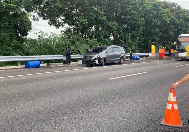 1輛自小客閃避不及撞上其中2個桶子，導致氫氧化鉀洩漏。（第4公路警察大隊提供／呂妍庭嘉義傳真）