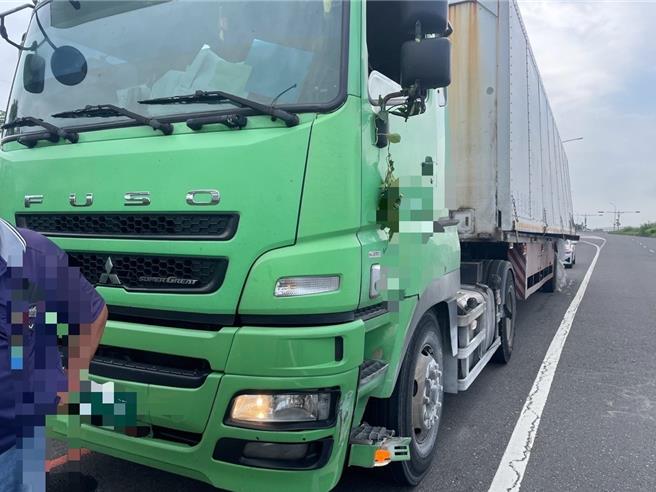 國道警察初步調查，貨車駕駛疑精神不濟撞擊內側護欄。（第4公路警察大隊提供／呂妍庭嘉義傳真）