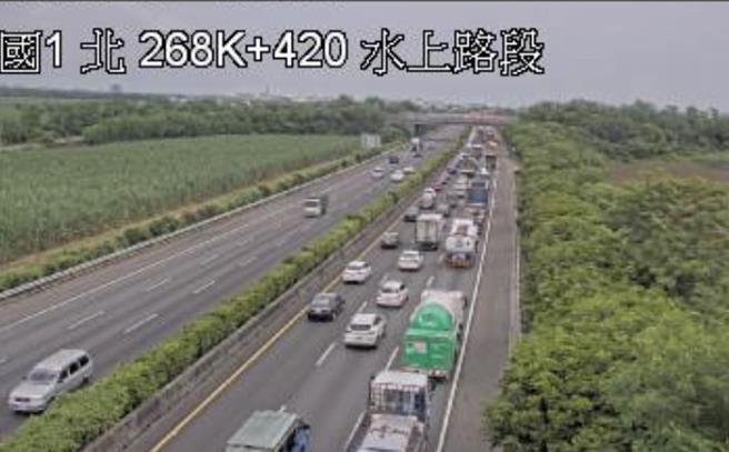 中山高國道1號北上260.4公里處發生氫氧化鉀桶掉落事件，車流回堵。（呂妍庭翻攝）