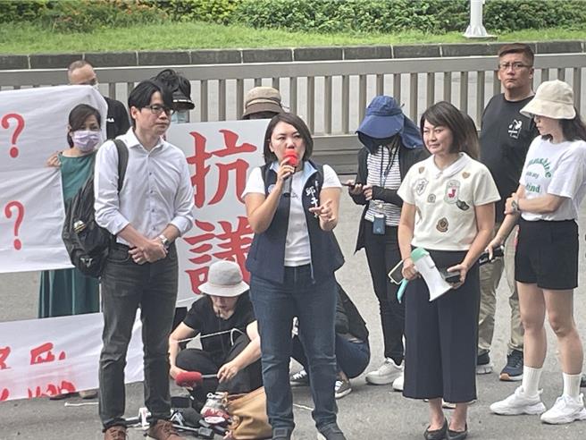 国宾危老重建惹议，高雄市议员邱于轩、高雄市议员陈丽娜、律师简凯伦及国宾周边住户30人以上，在高市府前抗议陈情。（纪爰摄）