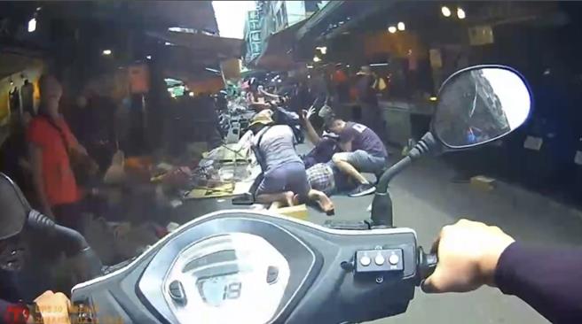 新北樹林50歲游姓男子，上月4日時因忘記帶住家鑰匙無法返家，竟因此惱羞成怒，不只撞自家大門，還跑下樓對數名無辜攤商進行砸店。（樹林警分局提供）