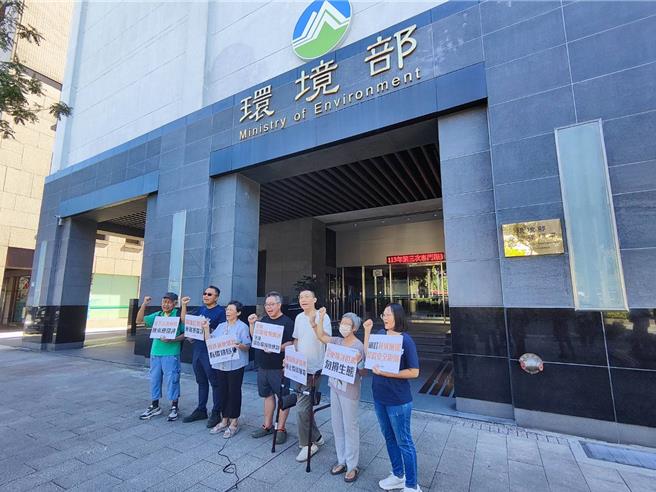 環團認為遠遠不足，呼籲應比照山坡地露營區開發標準，1公頃以上就要環評，平地則應比照高爾夫球場等規定，逾10公頃以上就要環評，並刪除部分經主管機關認定就免環評的但書。（林良齊攝）