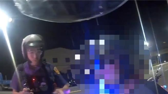 警方于侯男身上红包袋内发现毒品。（翻摄照片／洪靖宜高雄传真）