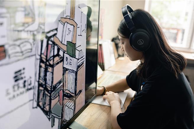 高雄市政府文化局号召十家独立书店串联「店头小市集」，策划多元文学创意活动，三余书店声临其境「沉浸式读剧体验」。（画面翻摄／纪爰高雄传真）