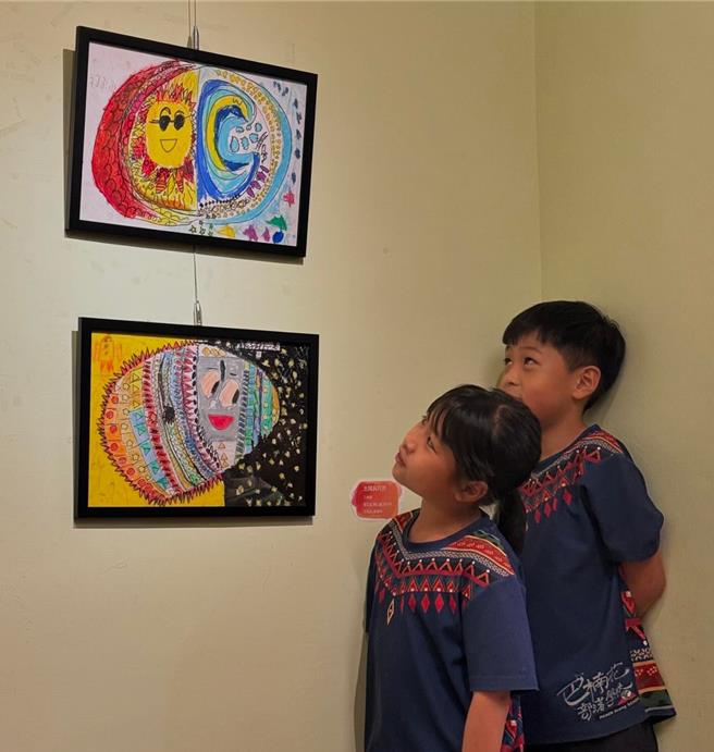 高雄市政府文化局号召十家独立书店串联「店头小市集」，策划多元文学创意活动，小树的家绘本咖啡馆Hanitu的色彩，巴楠花艺术创作展。（画面翻摄／纪爰高雄传真）