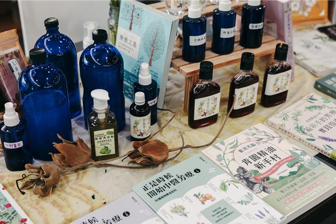 高雄市政府文化局号召十家独立书店串联「店头小市集」，策划多元文学创意活动，城市书店香气市集及咖啡主题书展。（画面翻摄／纪爰高雄传真）