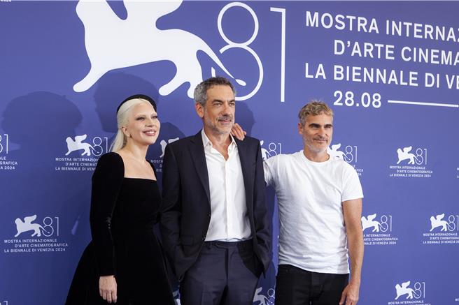 女神卡卡（左起）和导演陶德菲利普斯、瓦昆菲尼克斯出席《小丑：双重疯狂》威尼斯首映。（华纳兄弟提供）