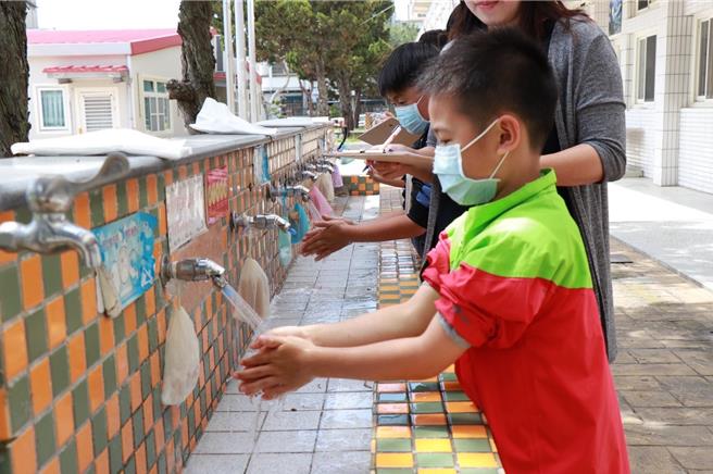 金門縣衛生局自2日起，已陸續接獲幼兒園、國小及托嬰中心共計5個班級，累計6位學幼童感染腸病毒輕症，籲請家長與教托育機構人員提高警覺。（示意圖／金湖國小提供）