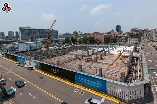 国民党台北市议员柳采葳揭露，2020年6月京华城在进行拆除工程时，施工不慎造成一名工人遭活埋丧命，工地也遭勒令停工。不过停工一个多月后，时任市长柯文哲随即在晨会中决议「请劳检处加速办理復工程序」。（本报资料照片）