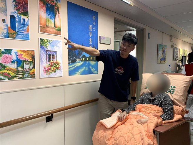 罹患癌末的张姓妇人，3日下午在家人的陪伴下，仔细的欣赏自己的每一幅画作。（门诺医院提供／罗亦晽花莲传真）