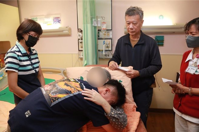 罹患癌末的张姓妇人，3日下午在家人的陪伴下，仔细的欣赏自己的每一幅画作，儿子陈毓文见母亲勇敢面对病魔的态度，眼中充满不舍和感恩，最后难忍泪水的抱着母亲并在耳边跟她说「我爱您！」（门诺医院提供／罗亦晽花莲传真）