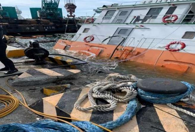 高雄港勤拖船被撞沉入海中。（圖片摘自「國家運輸安全調查委員會鑑定報告」／郭良傑高雄傳真）