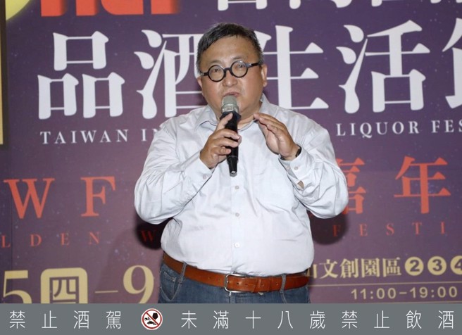 藏酒论坛编辑总监兼金威奖评审团苏重说，金威奖参与者透过盲饮威士忌进行公开、公平的票选，结果具有参考价值。（林胜发摄）