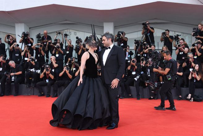 女神卡卡携未婚夫走威尼斯红毯 。（图／shutterstock 达志）