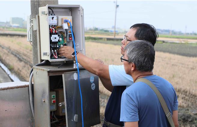 农业处指出，智能水稻管理系统能结合远端控制水位计。（吕妍庭摄）