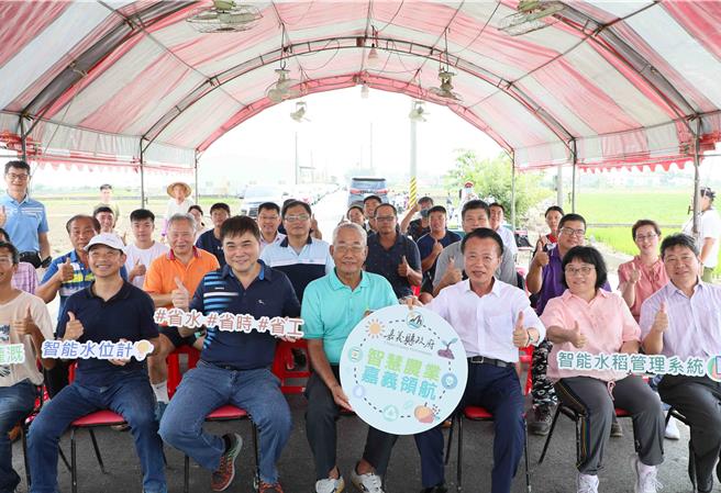 农业处今（5日）举办「智能水稻管理系统成果观摩会」，展示嘉义县智慧农业的创新应用，吸引来自各领域专家和农友齐聚一堂学习、观摩。（吕妍庭摄）