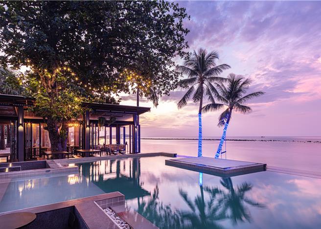 苏梅岛「Lub d Koh Samui Chaweng Beach」，内有紧邻海洋的无边际泳池，让人享受慵懒放松的假期。（Booking.com提供）