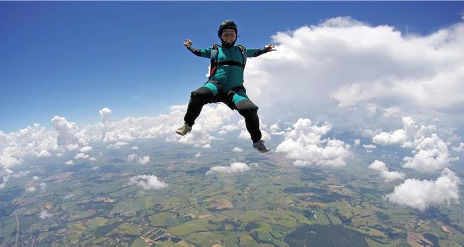 澳洲东部的拜伦湾是衝浪胜地，可体验时速超过 200公里的高空跳伞活动，适合想要挑战自我、释放生活压力的旅人。（iStock提供）