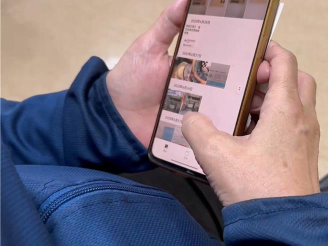 陈家阿嬷到医院送陈姓小姊姊最后一程，她坐在病床外看着手机中爱孙的照片，眼泪不断夺眶而出。（孙英哲摄）