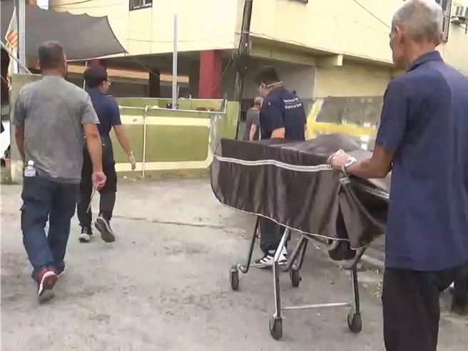 陈姓小姊姊的遗体近午运回陈家，陈家弟弟在葬仪社人员引导下接引。（孙英哲摄）