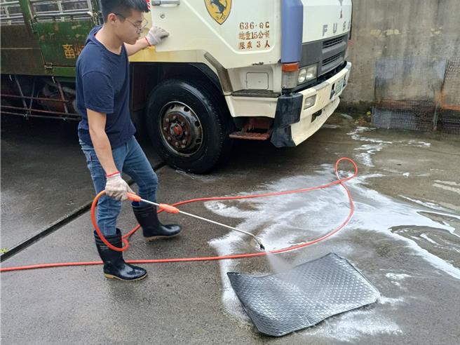 肉品市場的運豬車輛確實清洗消毒。（動保處提供）