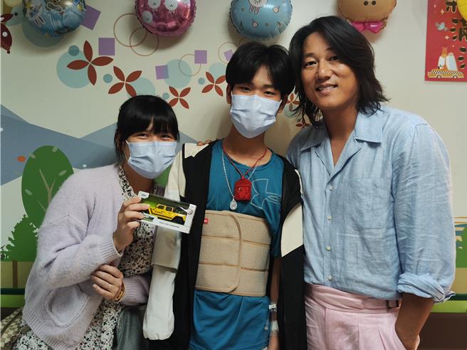 才开完心臟手术的大男生，和韩哥开心合影。（马偕医院提供）