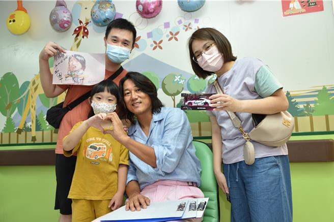 韩哥为明天即将要手术的小妹妹打气。（马偕医院提供）