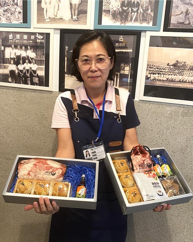 雲林縣休閒產業暨藝術文化發展協會推出的中秋禮盒，不僅自製手工蛋黃酥，更運用古坑咖啡製成酥餅，搭配當地酒莊釀造的咖啡酒。（勞動力發展署雲嘉南分署提供／寶智華台南傳真）
