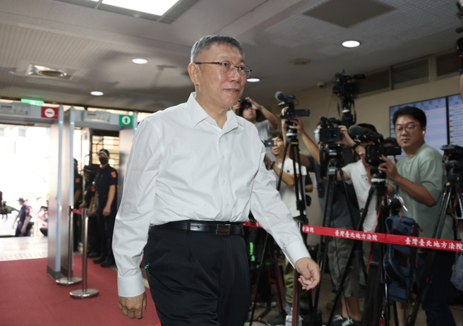 前台北市长柯文哲涉京华城案遭声押，北院裁定无保请回。案经抗告，高院认为柯文哲积极介入，对京华城案是否毫无所悉或未曾怀疑仍有究明必要，发回北院更裁。5日柯文哲至北院开庭。（姚志平摄）