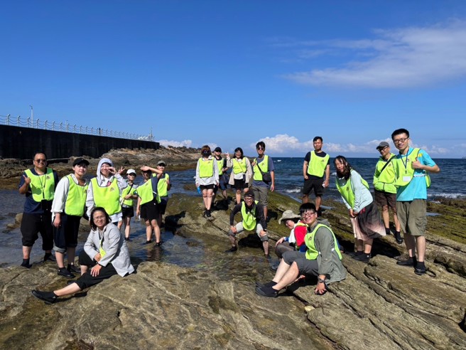 工作坊参与成员在「望海巷潮境海湾资源保育区」进行体验学习。（图／政治大学社会科学学院永续规划与设计研究中心）