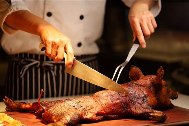 「M9豪享自助餐厅」特别于9月14日至17日的午晚餐时段推出呼应秋节的料理，可饱尝脆皮烤乳猪、烤日本生蚝、椒盐松阪猪及坦都里羊排等应景佳肴。(高雄万豪酒店提供)