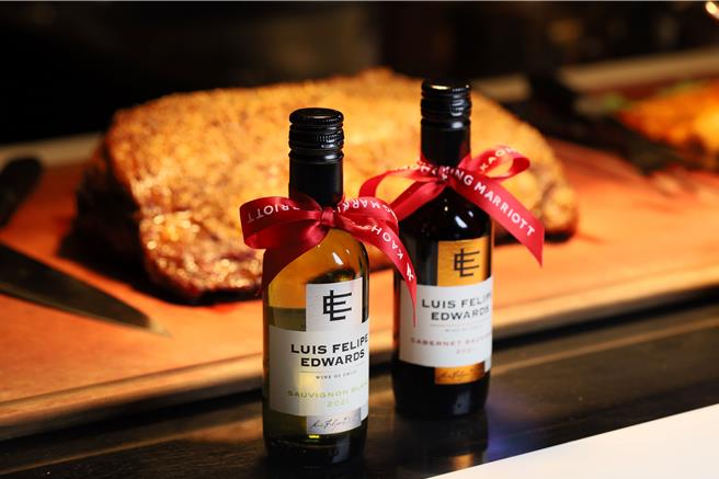 9月14日至17日，参与「M9豪享自助餐厅」特打卡活动，每组订位加赠智利红白酒1组。(高雄万豪酒店提供)