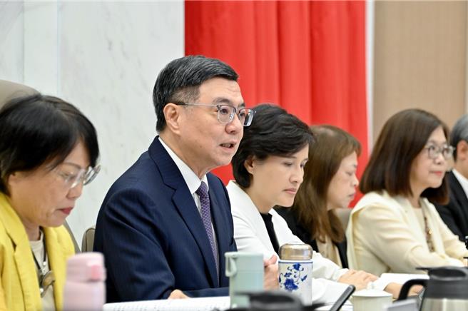 行政院长卓荣泰今日于行政院会抛出「四个原则、四个顺序」作法，重申要维护金融安全，也不要影响正常贷款的民眾，行库也须自主调节贷款结构，并对新青安贷款要严格审核。（行政院提供）