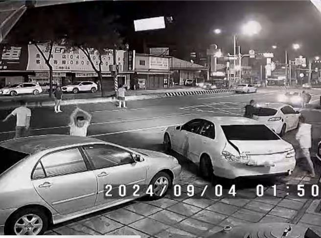 彰化市金馬路旁一間車行遭多名男子砸車，路旁監視器拍下犯案過程。（民眾提供／孫英哲彰化傳真）