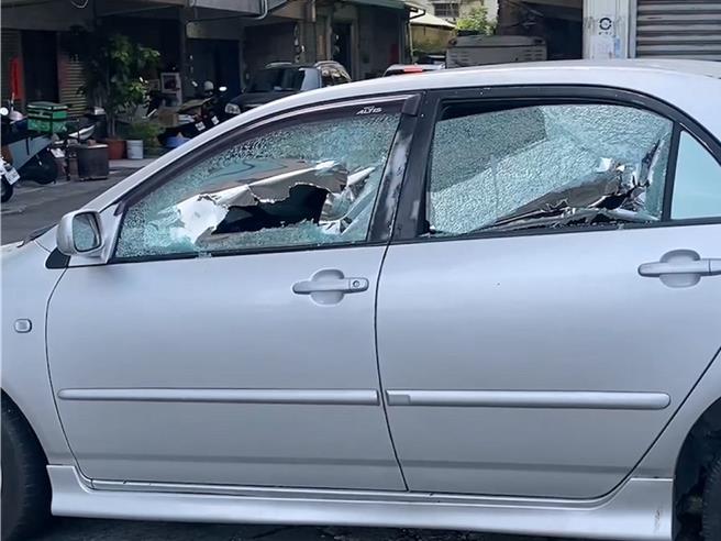 彰化市金馬路旁一間車行遭多名男子砸車，有4輛轎車遭破壞。（孫英哲攝）