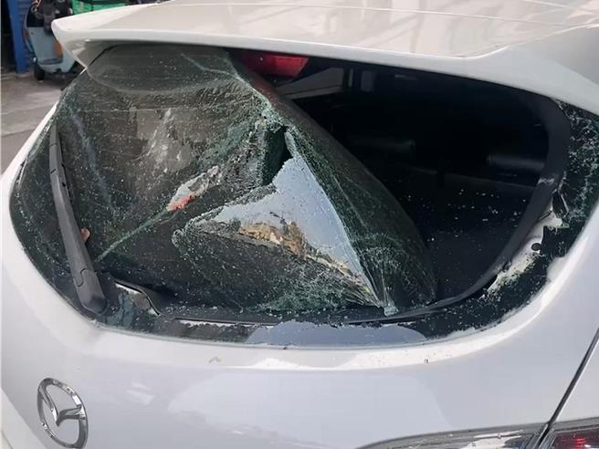 彰化市金馬路旁一間車行遭多名男子砸車，有4輛轎車遭破壞。（孫英哲攝）