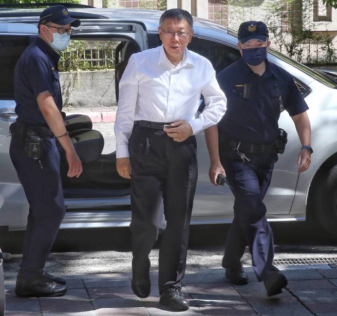 前台北市長柯文哲涉京華城案遭聲押，北院裁定無保請回。案經抗告，高院認為柯文哲積極介入，對京華城案是否毫無所悉或未曾懷疑仍有究明必要，發回北院更裁。5日柯文哲至北院開庭。（王英豪攝）