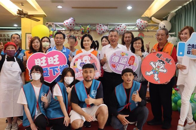 蔡衍明爱心基金会5日送爱到香园纪念教养院，基金会经理徐海伦（二排左四）更抛砖引玉认购礼盒，表达支持。（邱立雅摄）
