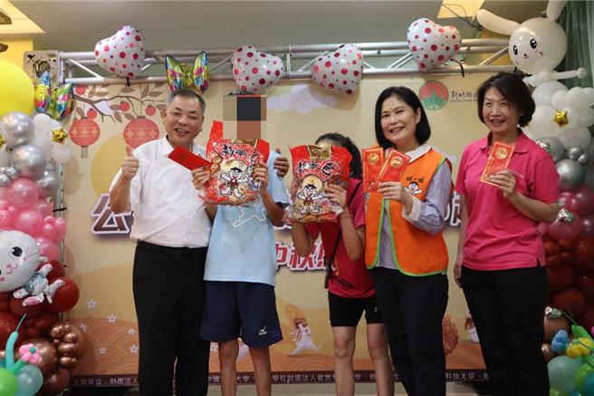 蔡衍明爱心基金会5日送爱到香园纪念教养院，合照时还有院生害羞遮脸。（邱立雅摄）