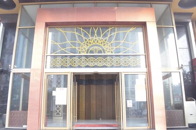 台南市安平區台南大舞廳聞槍響，兩名酒客5日清晨5時許走出大門就分持一槍對空鳴槍，共開3槍。（讀者提供／程炳璋台南傳真）