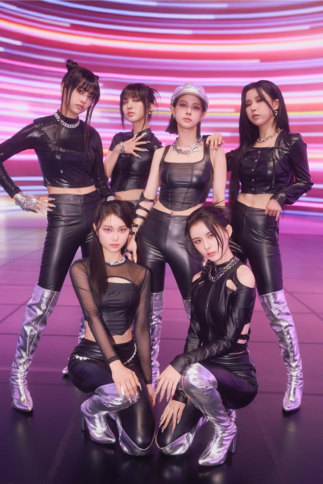 GENBLUE幻蓝小熊〈COCOCO〉魔性「叩叩舞」叩关全世界(下排蹲许媛媛、毓、上排左起NICO、采甄、XXIN、AYEON)。（天空娱乐提供）