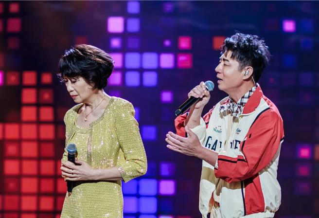 陈随意（右）深情跟林淑容演唱〈无言的结局〉。（中视提供）