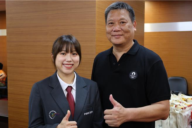 今年參與2024年巴黎奧運跆拳賽的國際裁判巫雨庭（左），與在苗栗縣福興武術學校任教的跆拳道教練巫雙貴（右）父女，5日共同獲苗栗縣長鍾東錦頒獎表揚，成為苗栗縣體壇佳話。（謝明俊攝）